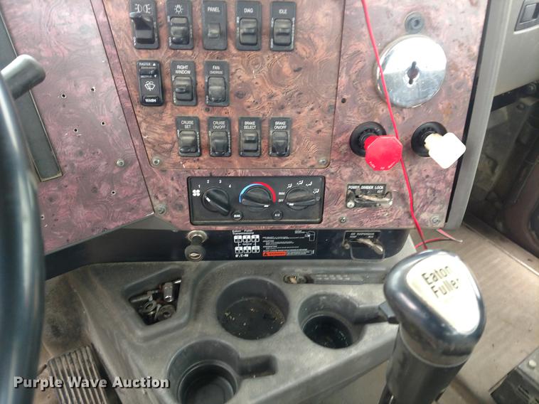 image for item DC0951 2001 International 9400i semi truck