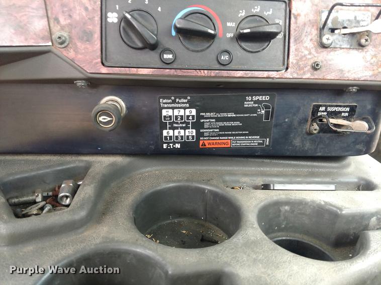 image for item DC0951 2001 International 9400i semi truck