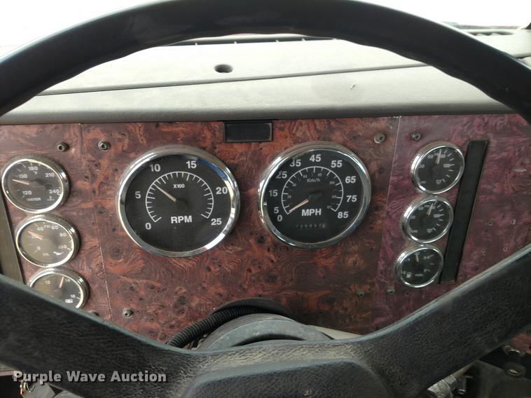 image for item DC0951 2001 International 9400i semi truck