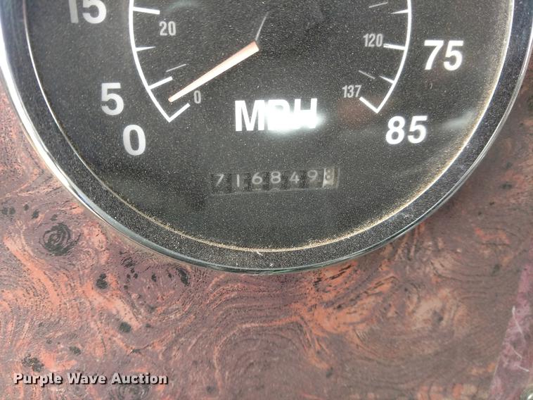 image for item DC0951 2001 International 9400i semi truck