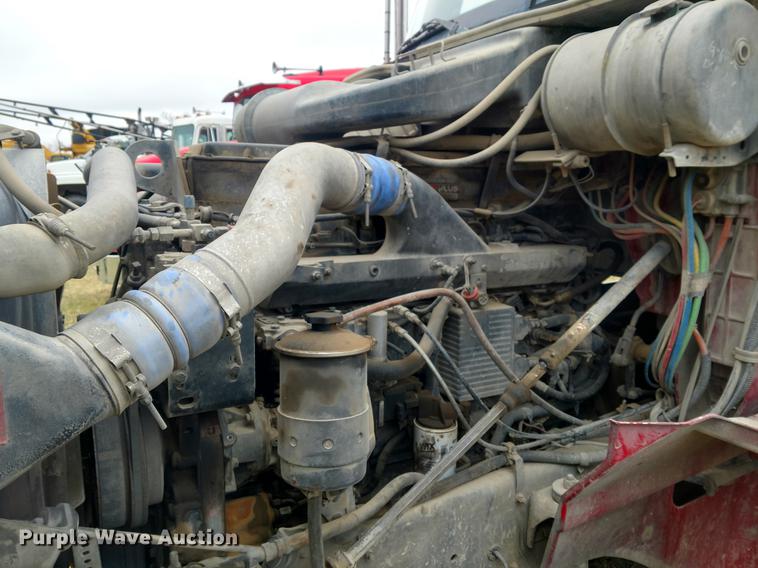 image for item DC0951 2001 International 9400i semi truck