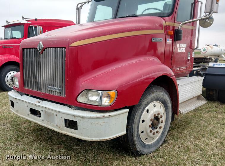 image for item DC0951 2001 International 9400i semi truck