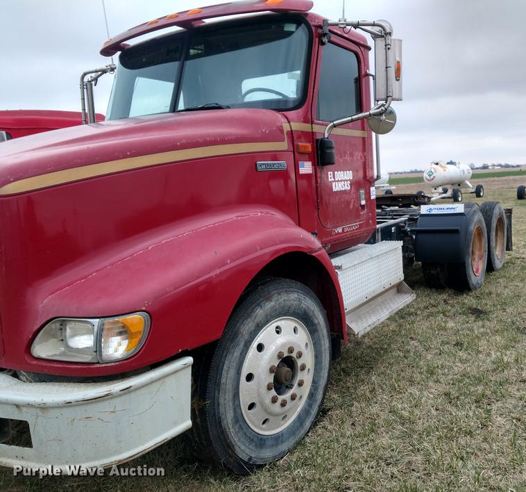 image for item DC0951 2001 International 9400i semi truck