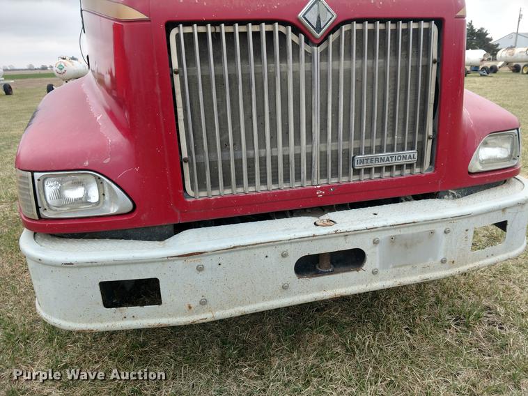 image for item DC0951 2001 International 9400i semi truck
