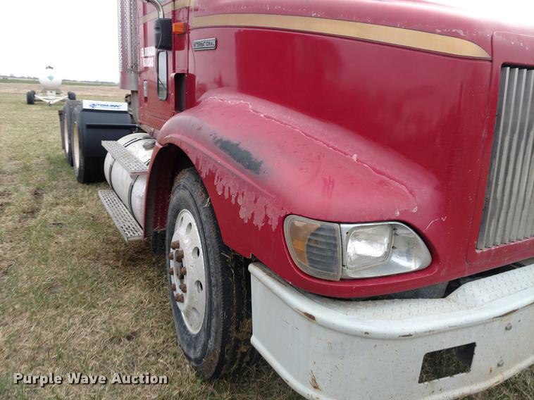 image for item DC0951 2001 International 9400i semi truck