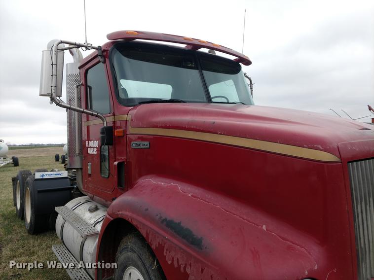 image for item DC0951 2001 International 9400i semi truck