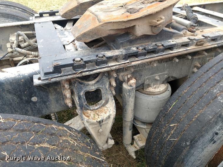 image for item DC0951 2001 International 9400i semi truck