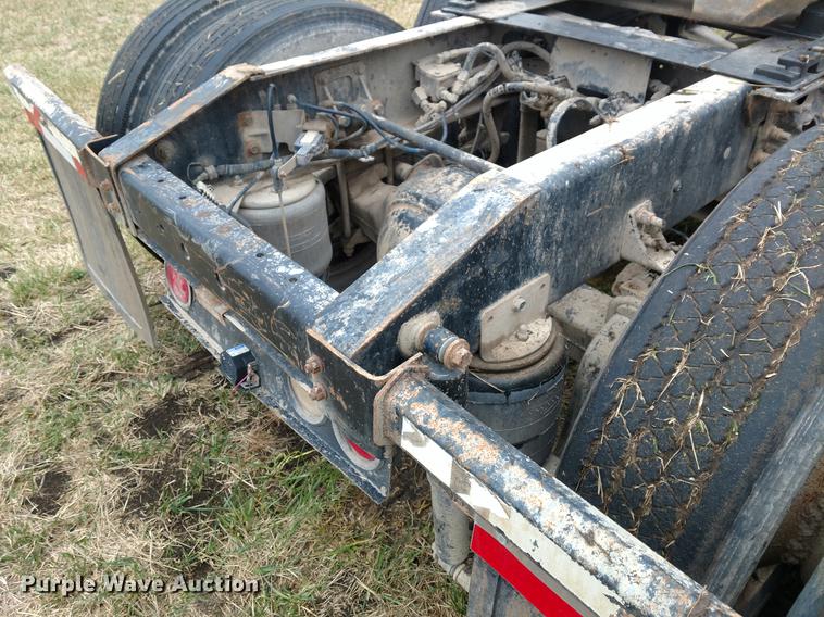 image for item DC0951 2001 International 9400i semi truck