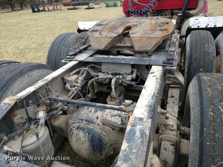 image for item DC0951 2001 International 9400i semi truck