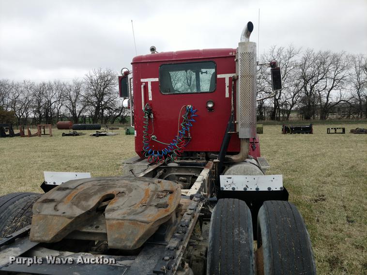 image for item DC0951 2001 International 9400i semi truck