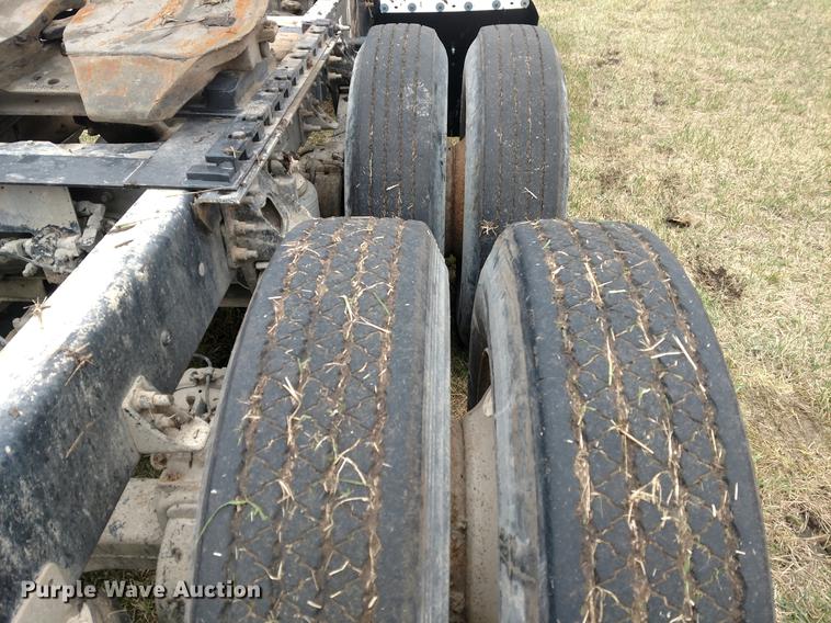 image for item DC0951 2001 International 9400i semi truck