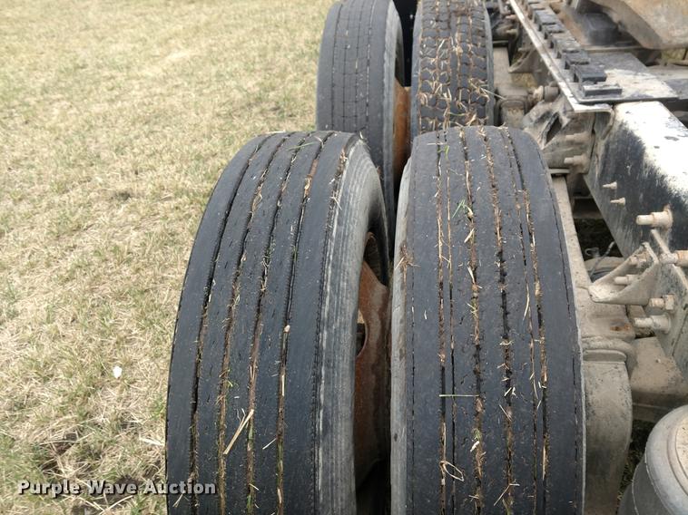 image for item DC0951 2001 International 9400i semi truck