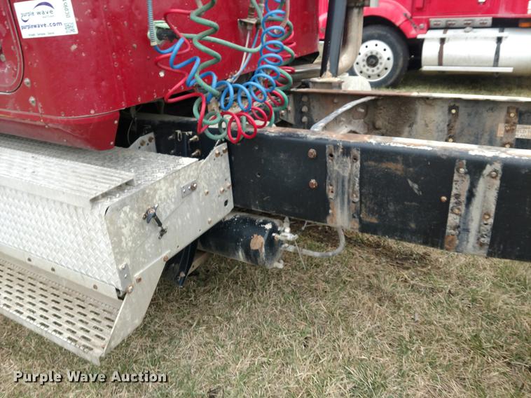 image for item DC0951 2001 International 9400i semi truck