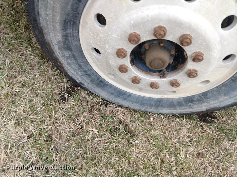 image for item DC0951 2001 International 9400i semi truck