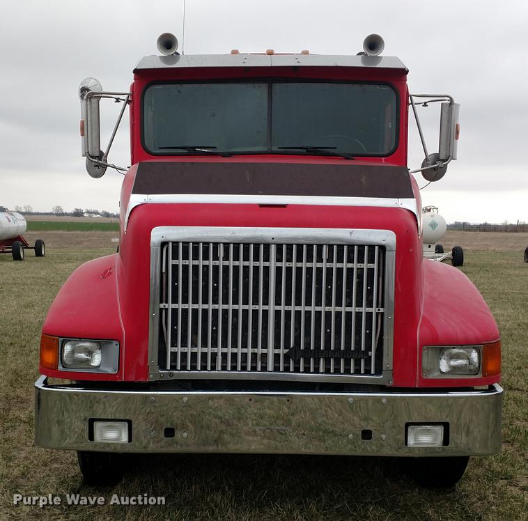 image for item DC0952 1995 International 9400 Eagle semi truck
