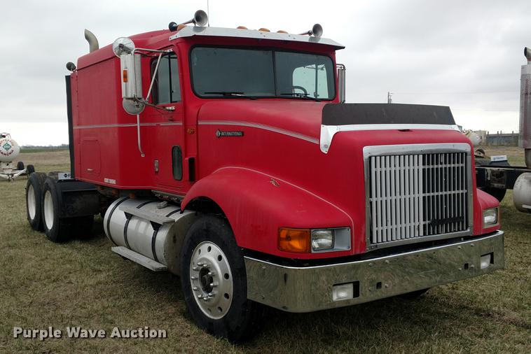 image for item DC0952 1995 International 9400 Eagle semi truck