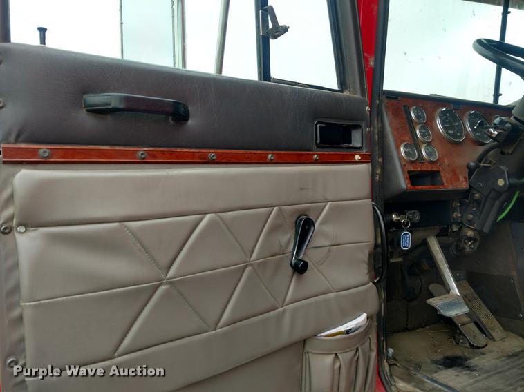 image for item DC0952 1995 International 9400 Eagle semi truck