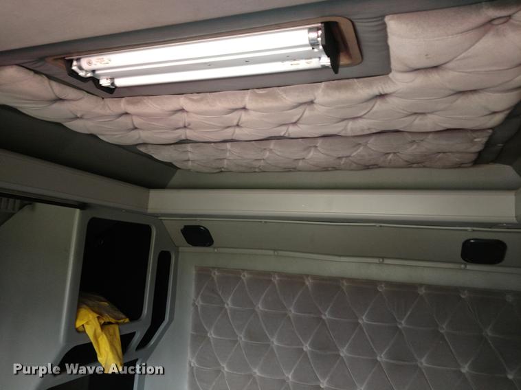 image for item DC0952 1995 International 9400 Eagle semi truck