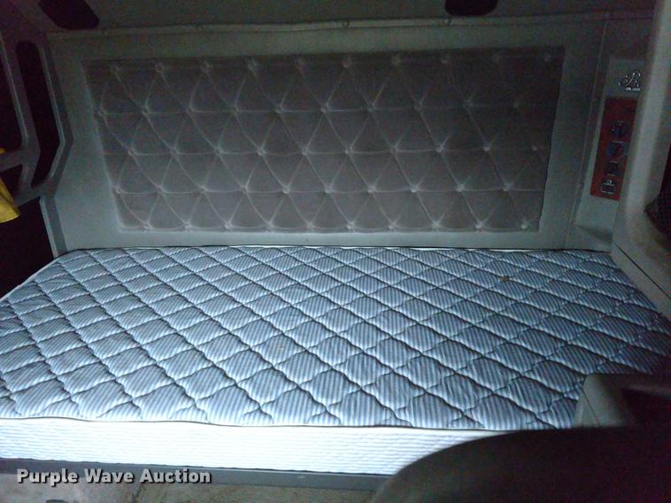 image for item DC0952 1995 International 9400 Eagle semi truck