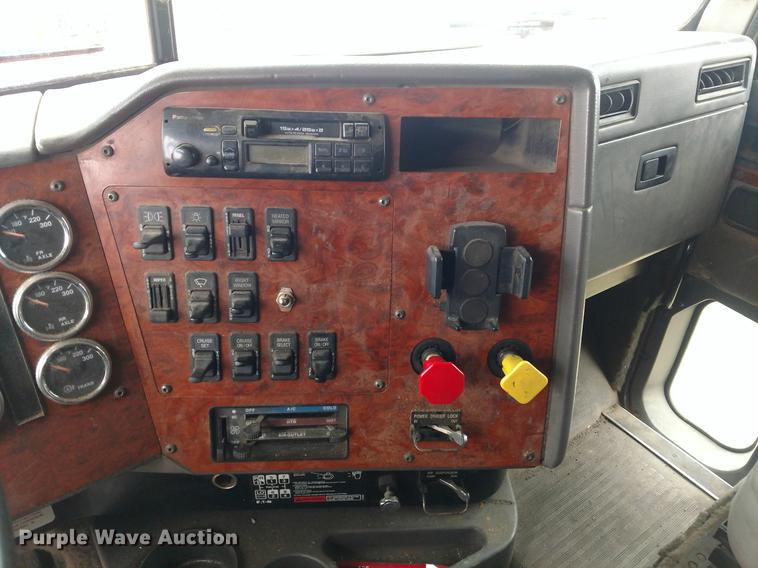 image for item DC0952 1995 International 9400 Eagle semi truck