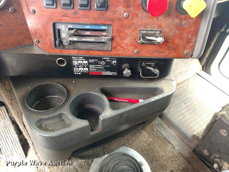 image for item DC0952 1995 International 9400 Eagle semi truck