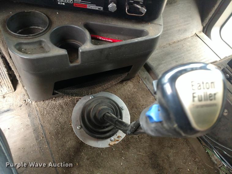 image for item DC0952 1995 International 9400 Eagle semi truck