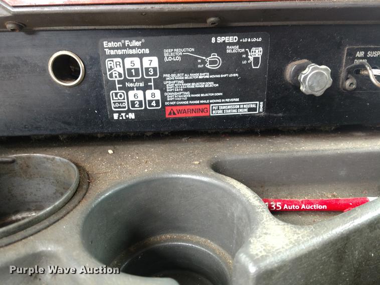 image for item DC0952 1995 International 9400 Eagle semi truck