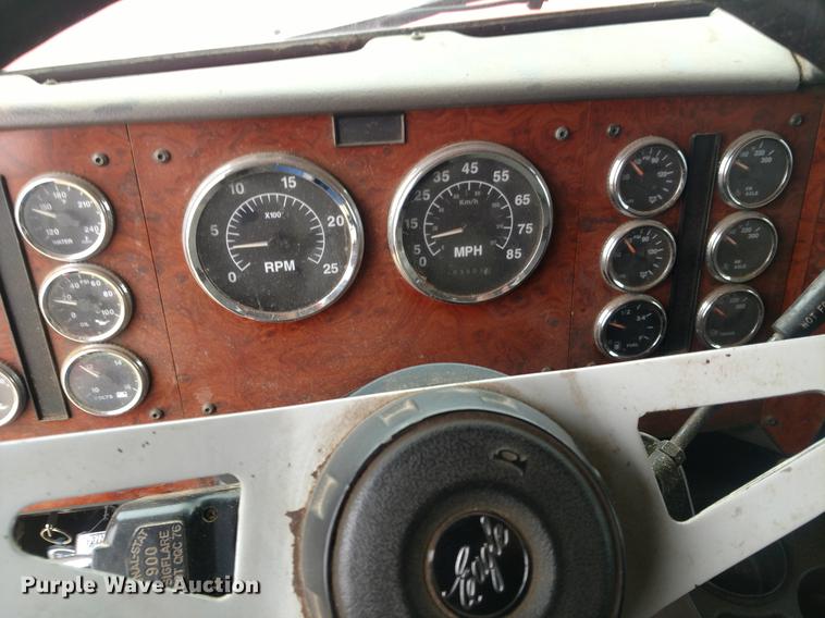 image for item DC0952 1995 International 9400 Eagle semi truck