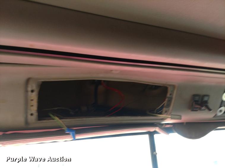 image for item DC0952 1995 International 9400 Eagle semi truck