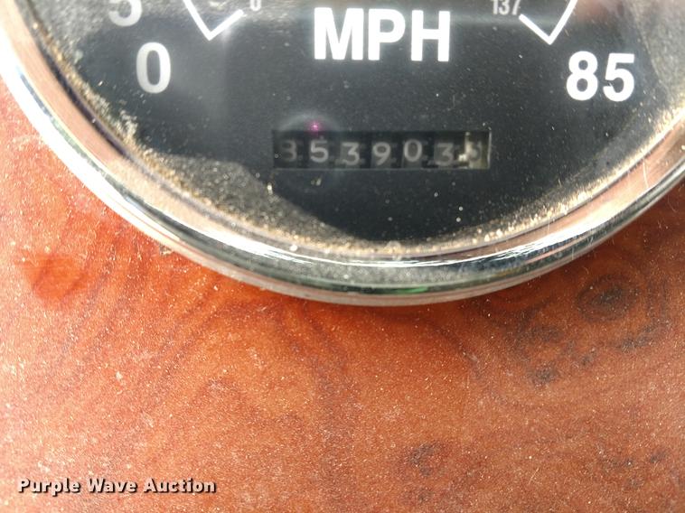 image for item DC0952 1995 International 9400 Eagle semi truck