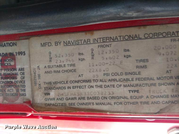 image for item DC0952 1995 International 9400 Eagle semi truck