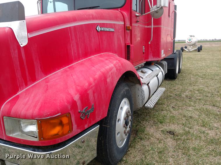 image for item DC0952 1995 International 9400 Eagle semi truck