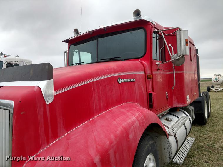 image for item DC0952 1995 International 9400 Eagle semi truck