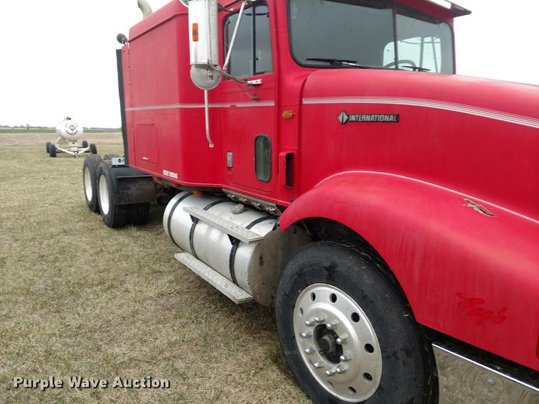 image for item DC0952 1995 International 9400 Eagle semi truck