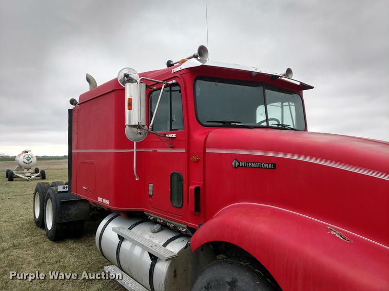 image for item DC0952 1995 International 9400 Eagle semi truck