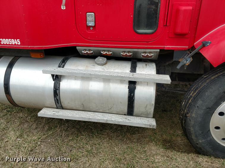 image for item DC0952 1995 International 9400 Eagle semi truck