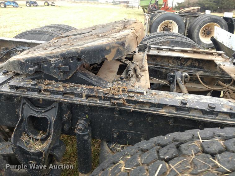 image for item DC0952 1995 International 9400 Eagle semi truck