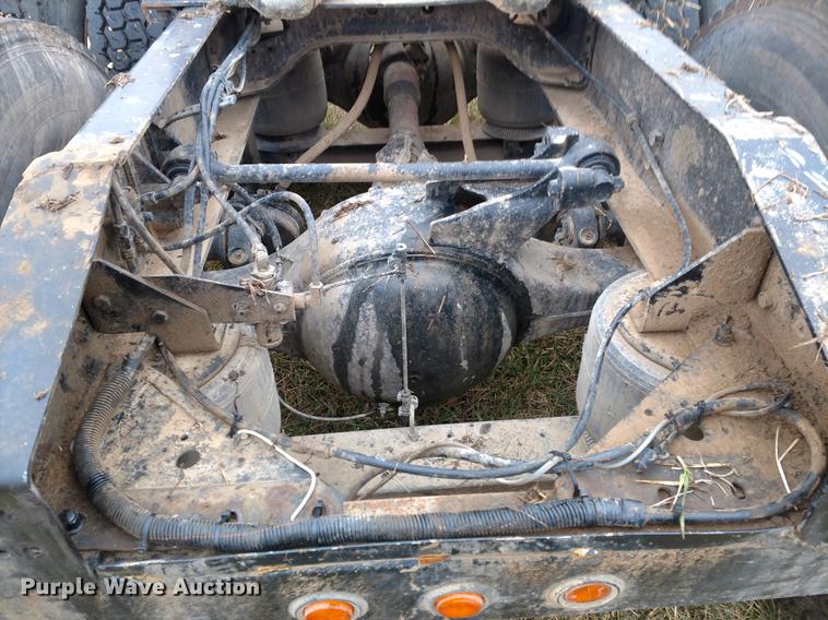 image for item DC0952 1995 International 9400 Eagle semi truck