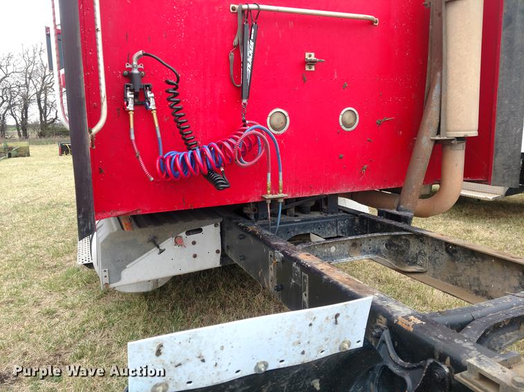 image for item DC0952 1995 International 9400 Eagle semi truck