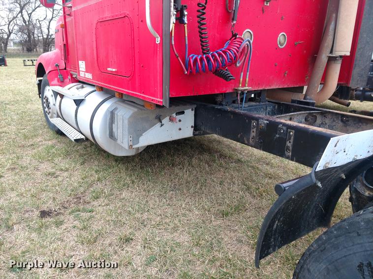 image for item DC0952 1995 International 9400 Eagle semi truck