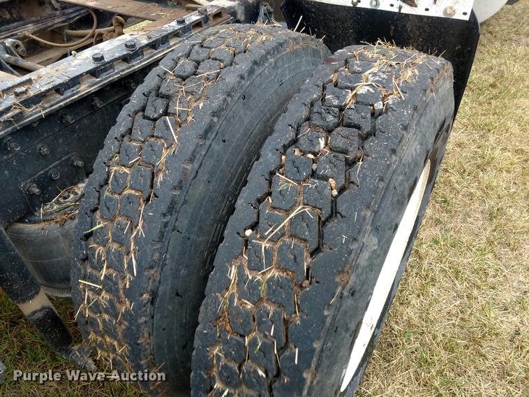 image for item DC0952 1995 International 9400 Eagle semi truck