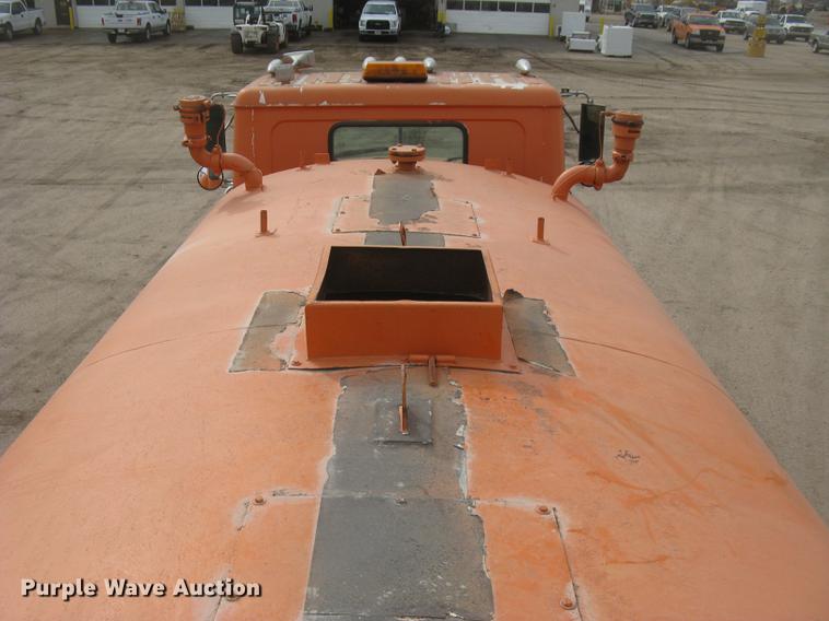 image for item DC2341 1995 Volvo ACL tank truck