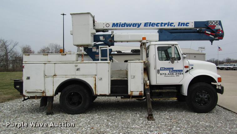 image for item DC4339 1994 International 4900 bucket truck