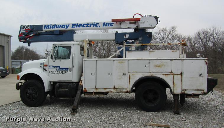 image for item DC4339 1994 International 4900 bucket truck