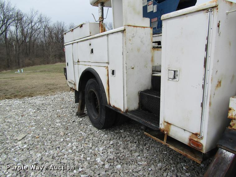 image for item DC4339 1994 International 4900 bucket truck