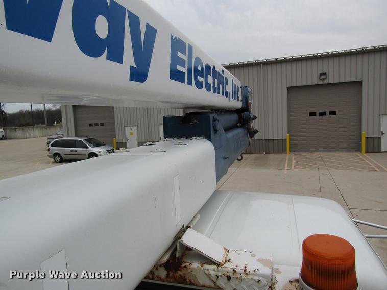 image for item DC4339 1994 International 4900 bucket truck