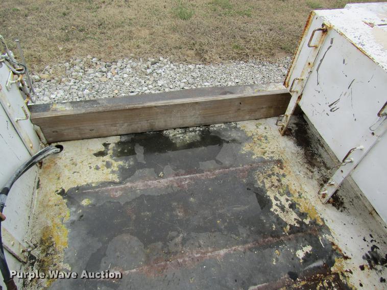 image for item DC4339 1994 International 4900 bucket truck