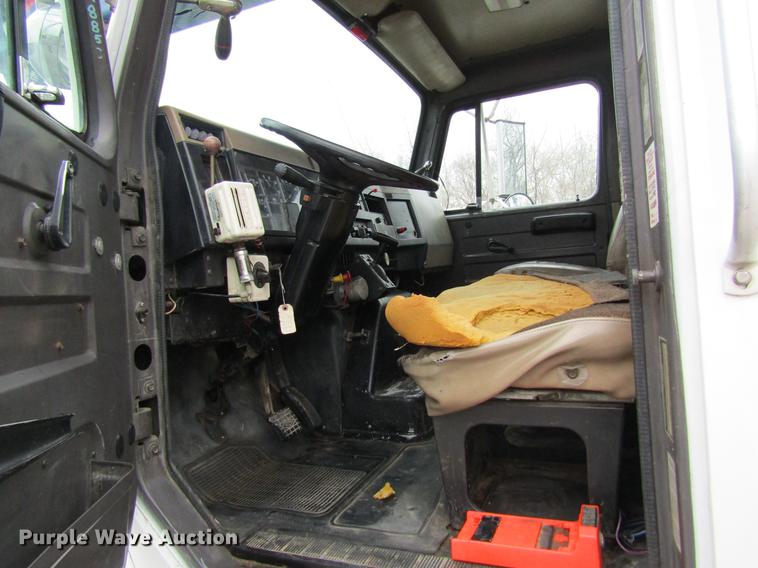 image for item DC4339 1994 International 4900 bucket truck