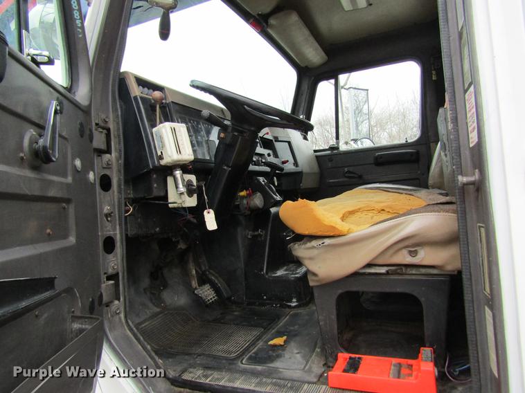 image for item DC4339 1994 International 4900 bucket truck