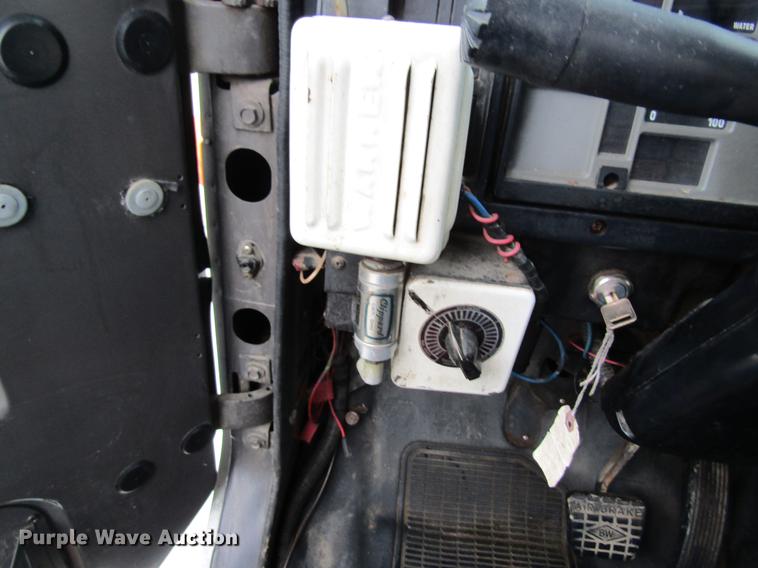 image for item DC4339 1994 International 4900 bucket truck